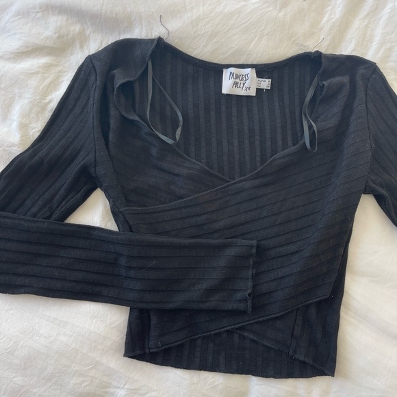 Black wrap crop top - Picture 2 of 3